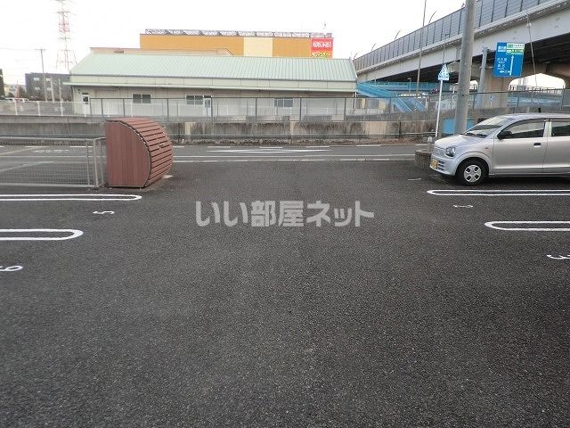 【三重郡川越町大字南福崎のアパートの駐車場】