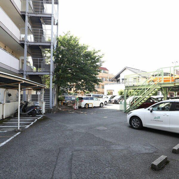 【川崎市中原区下小田中のマンションの駐車場】