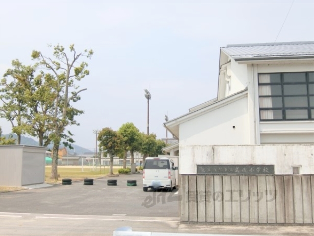 【近江八幡市友定町のアパートの小学校】