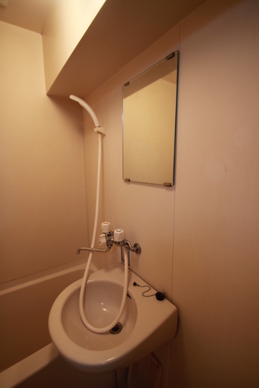 洗面設備　※別号室の写真となります。