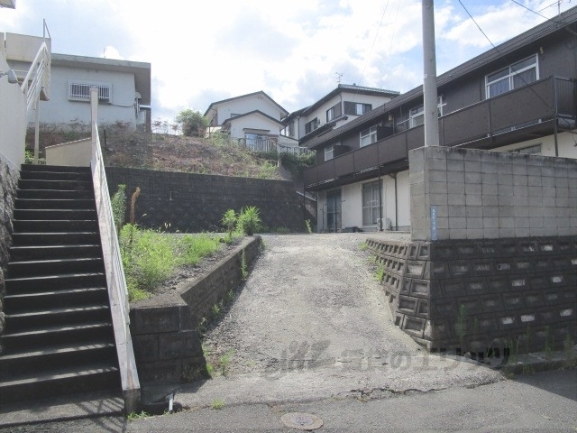 【奈良市鳥見町のアパートのエントランス】