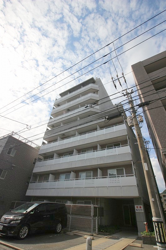 広島市東区牛田早稲田のマンションの建物外観