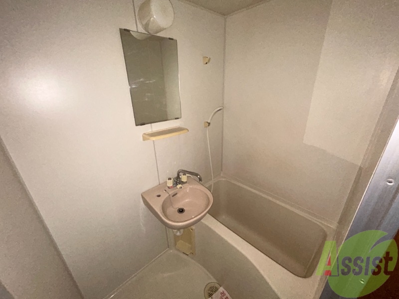 バス・シャワールーム　浴室はシンプル。一人暮らしにはちょうど良いサイズですね。