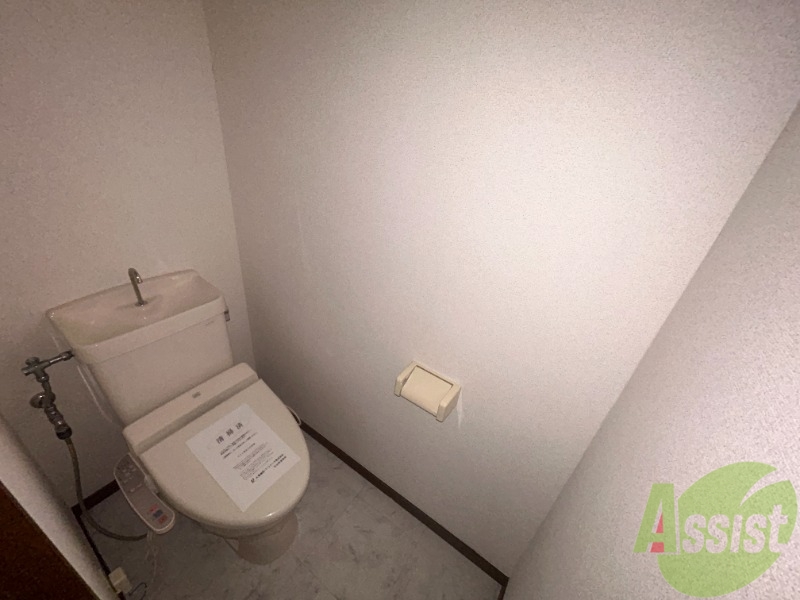 トイレ　トイレはシンプル。ウォシュレット機能付きです。
