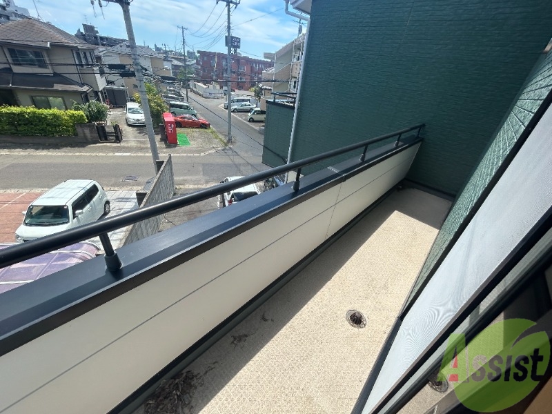 バルコニー　バルコニーは洗濯物を干すのに十分な広さがありますね。