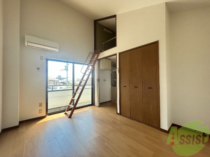 居室・リビング　６帖の洋室です。生活のメインとなる部屋ですね。