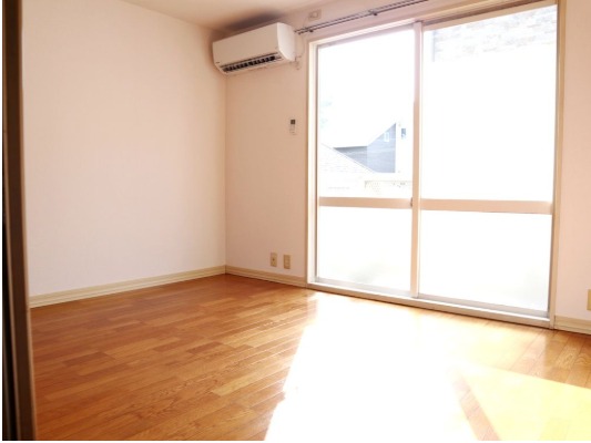 居室・リビング　家具の配置に困らないリビングですね