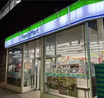 コンビニ　ファミリーマート茅ヶ崎駅南口店（コンビニ）まで753m