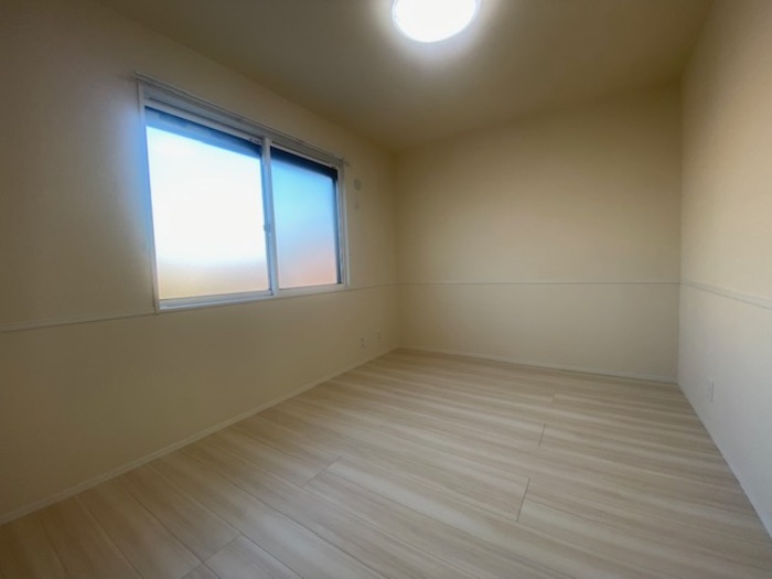 居室・リビング　同物件の別部屋になります。