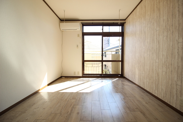 居室・リビング　流行のアクセントクロスでおしゃれなお部屋を楽しみませんか？