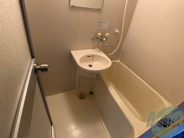 バス・シャワールーム　バスルームは狭すぎず、シャワーも浴びやすそうです。