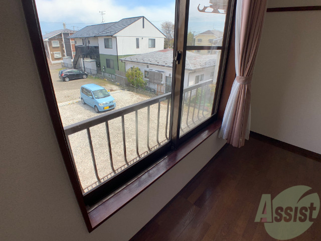 バルコニー　お部屋のなかには開放的な窓があります～！風を感じますね～