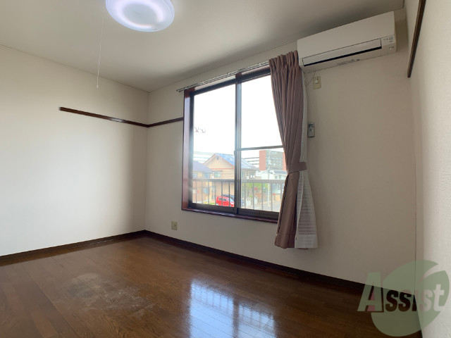 居室・リビング　６帖の洋室です。広々として、きれいですね。