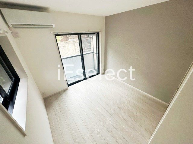 居室・リビング　窓も大きく明るいですね