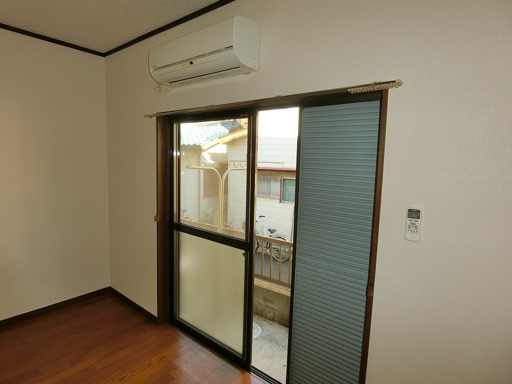 セキュリティ　留守時も安心の雨戸付き。