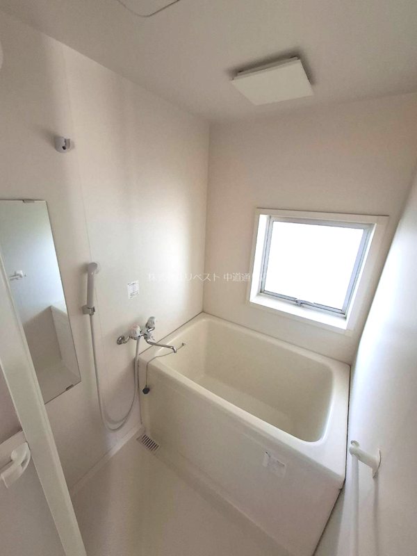 バス・シャワールーム　浴室窓付き♪