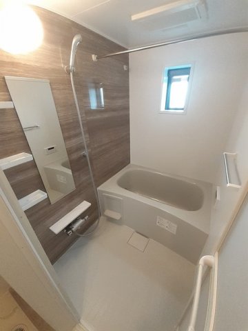 バス・シャワールーム　追い焚き・浴室乾燥機付きのお風呂です♪