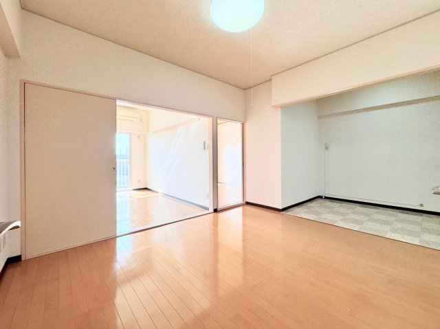 居室・リビング　天井が高く洋室と繋げて使える大空間のLDK