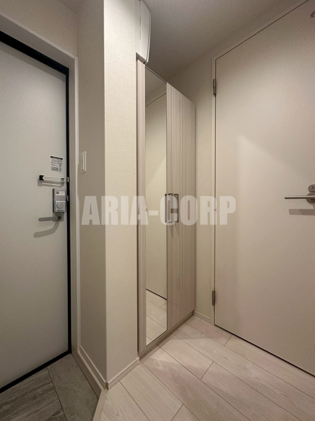 玄関　姿見付き大容量シューズボックスあり♪