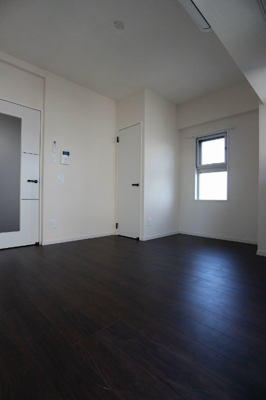 居室・リビング　角部屋なので、窓もたくさん。