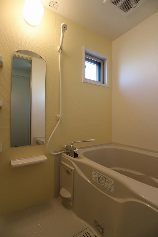 バス・シャワールーム　浴室に窓があるのは、嬉しいですね。