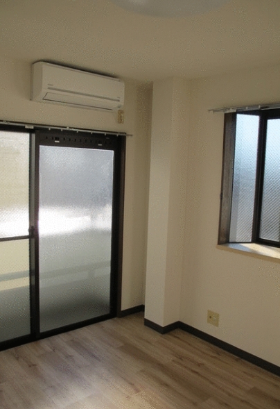 居室・リビング　出窓もあり明るい室内☆