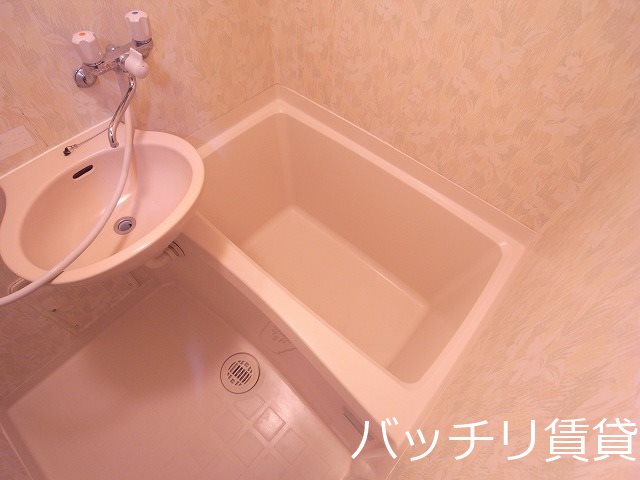 バス・シャワールーム　※同物件別号室の為、現状を優先いたします。