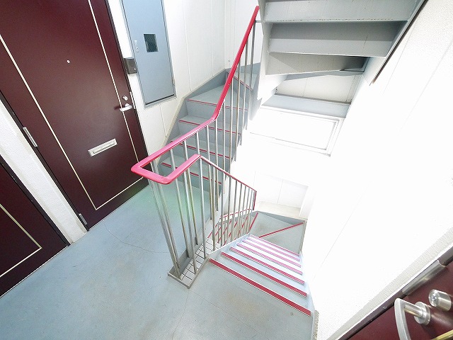 エントランス　落ち着いたエントランスです