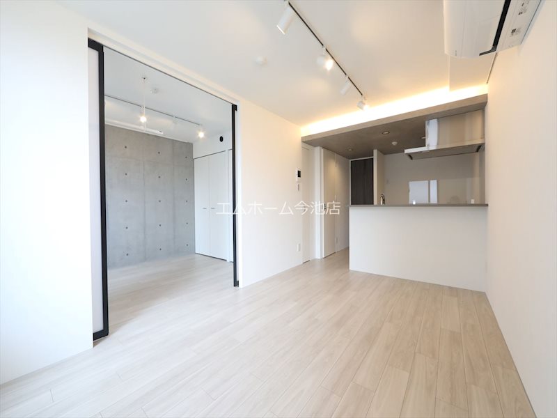 居室・リビング　LDK11.32帖　エアコン付　換気良好　デザイナーズ