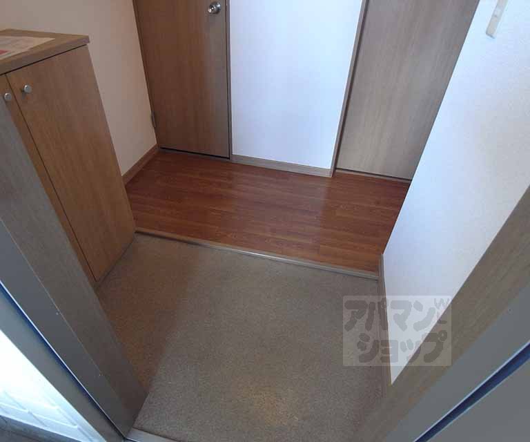 玄関　靴の脱ぎ履きがしやすい玄関です。