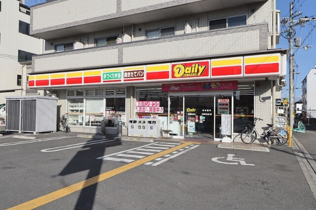 コンビニ　デイリーヤマザキ南巽駅前店（コンビニ）まで220m