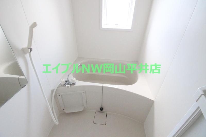 バス・シャワールーム　窓付きのお風呂　モデルルーム