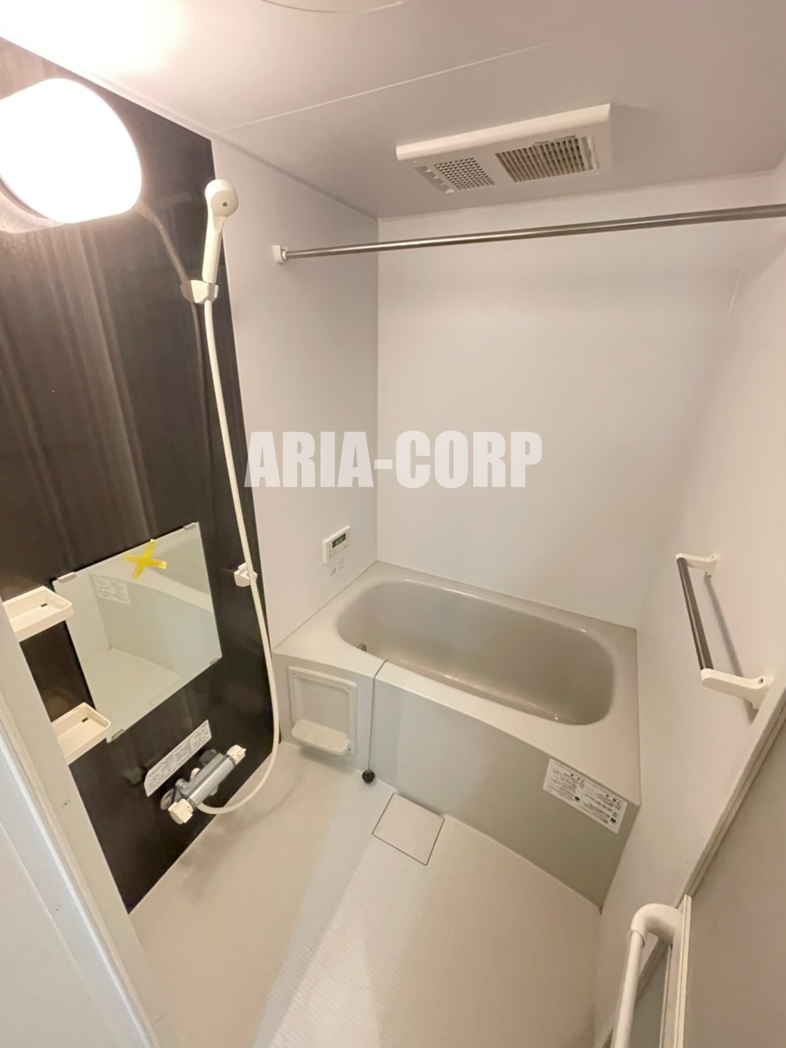 バス・シャワールーム　追焚き浴室乾燥付。カラーパネル採用でお洒落なバスルームです。