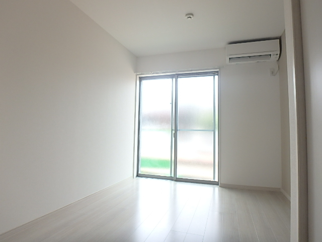 居室・リビング　一人なら十分な広さのお部屋です。