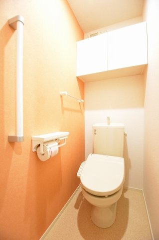 トイレ　落ち着いた色調のトイレです
