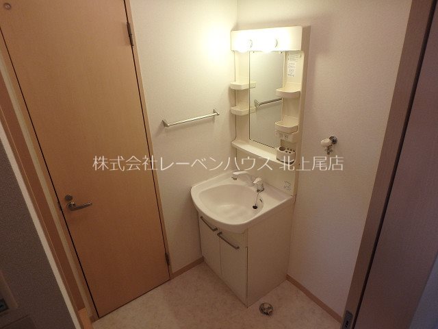 洗面設備　朝の支度もらくらくのシャワー付洗面台