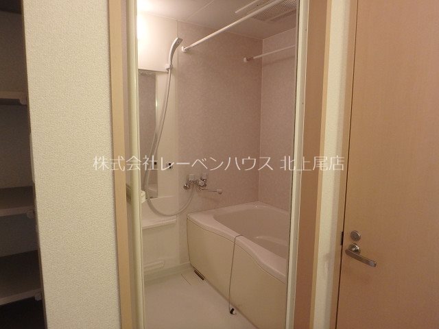 バス・シャワールーム　シャンプーやカミソリなど、意外と置くものが多い浴室もしっかり