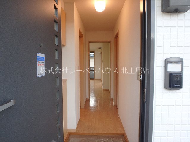 玄関　角部屋でプライバシー確保。