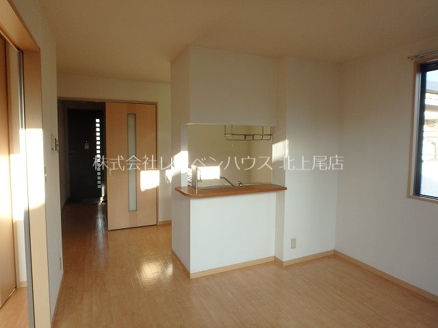 居室・リビング　角部屋で風通しの良いお部屋です。
