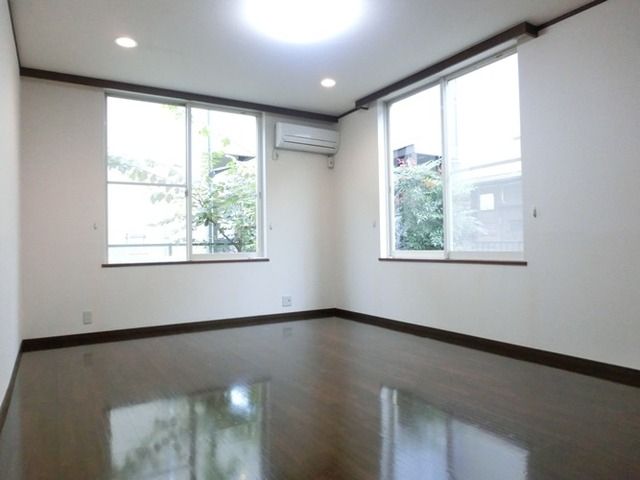 居室・リビング　★角部屋２面採光の明るいお部屋です★