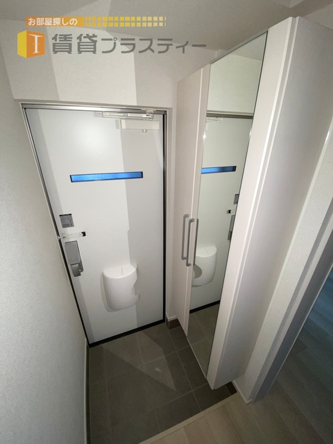 玄関　姿見付きのシューズボックスです。