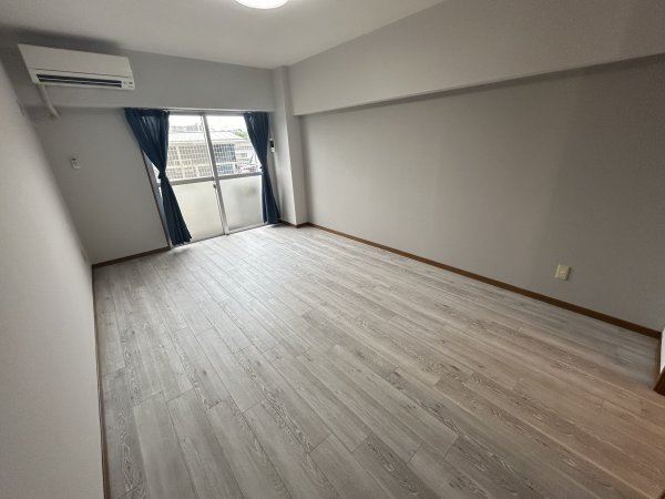 居室・リビング　南向きでベランダからは日当たりも良好