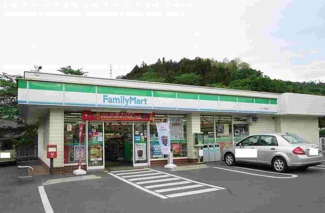 コンビニ　ファミリーマートかぶとや都留店（コンビニ）まで450m