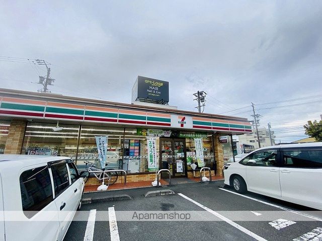 コンビニ　セブンイレブン（コンビニ）まで740m