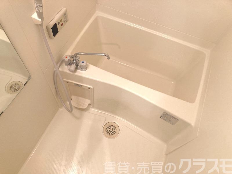 バス・シャワールーム　キレイにリフォームされています♪