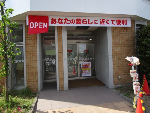 コンビニ　セブンイレブン（コンビニ）まで551m