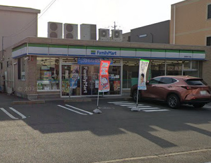 コンビニ　ファミリーマート 宮崎通五丁目店（コンビニ）まで572m