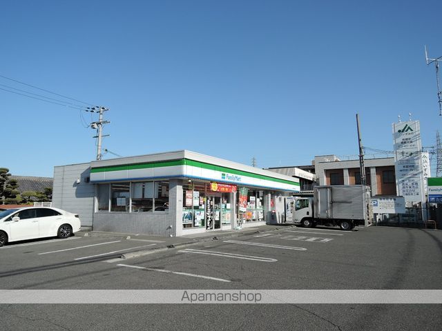 コンビニ　ファミリーマート（コンビニ）まで520m