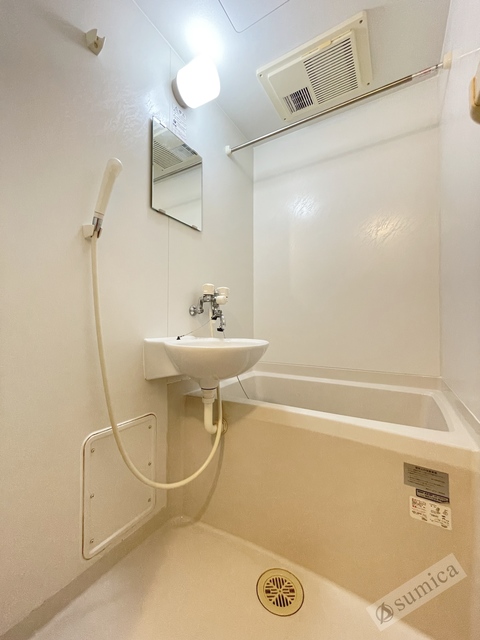 洗面設備　鏡付きの使いやすい洗面です。浴室一体型タイプ。