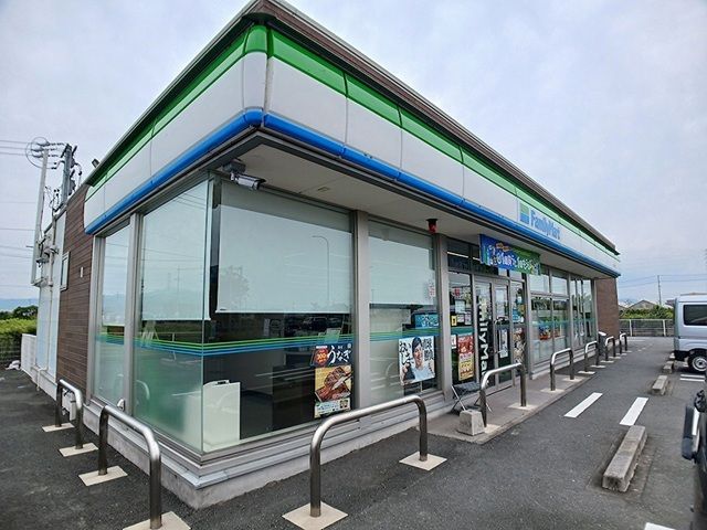 コンビニ　ファミリーマート国府南店（コンビニ）まで1700m